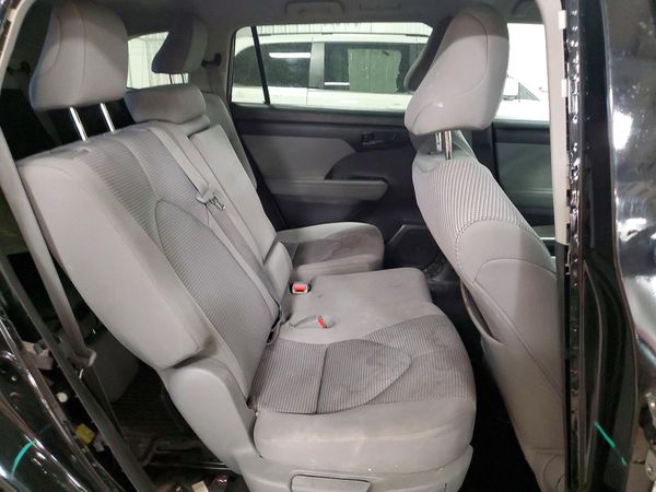 2022 TOYOTA HIGHLANDER LE