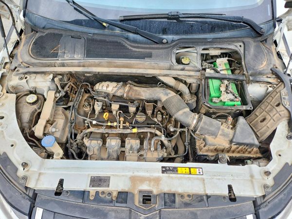 2016 LAND ROVER RANGEROVER SE — Engine bay