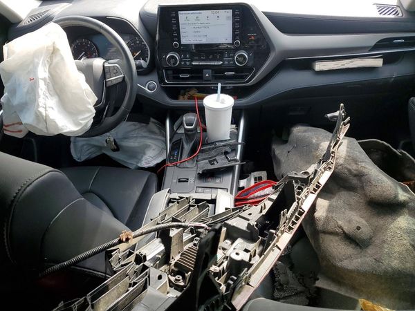 2021 TOYOTA HIGHLANDER XLE Nav