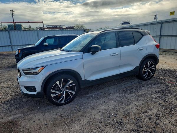 2020 VOLVO XC40