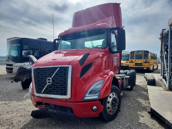 2020 VOLVO VNR