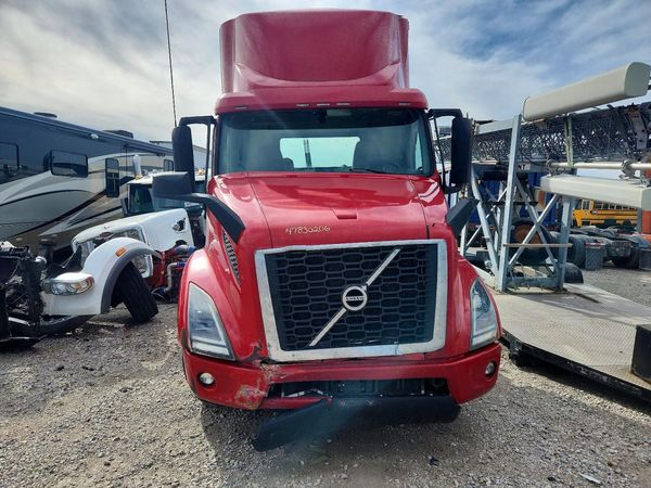 2020 VOLVO VNR