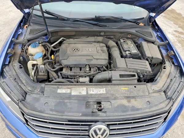 2017 VOLKSWAGEN PASSAT S — Engine bay