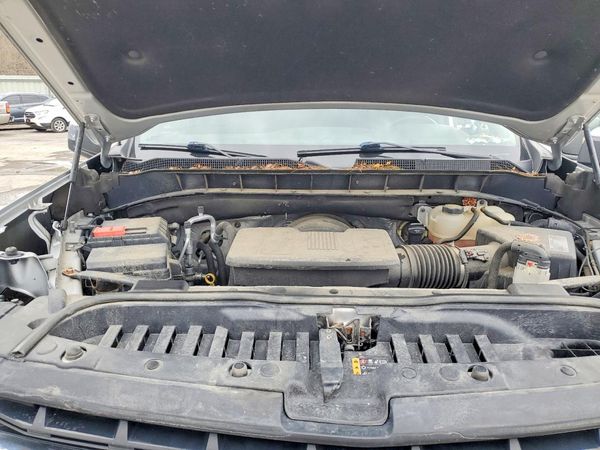 2019 CHEVROLET SILVERADO LT — Engine bay