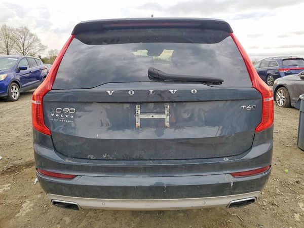 2020 VOLVO XC90 Momentum