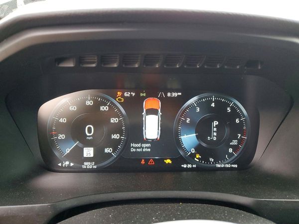 2020 VOLVO XC90 Momentum
