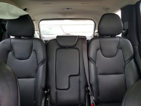2020 VOLVO XC90 Momentum