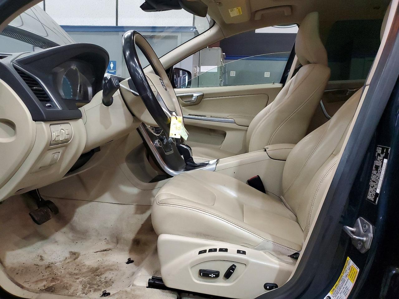 2015 VOLVO XC60 Premier (non R design)