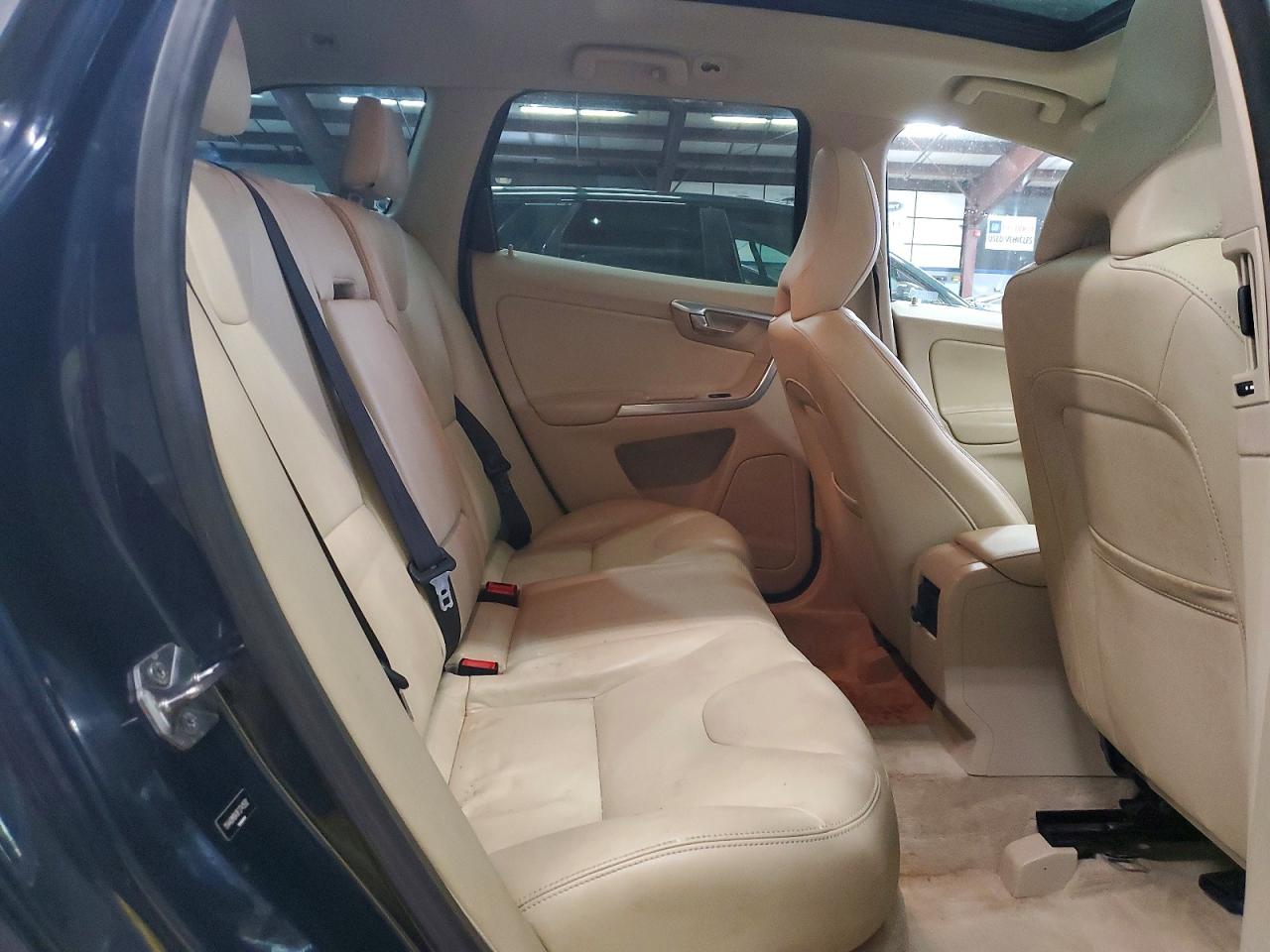 2015 VOLVO XC60 Premier (non R design)