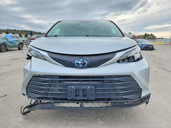 2021 TOYOTA SIENNA LE