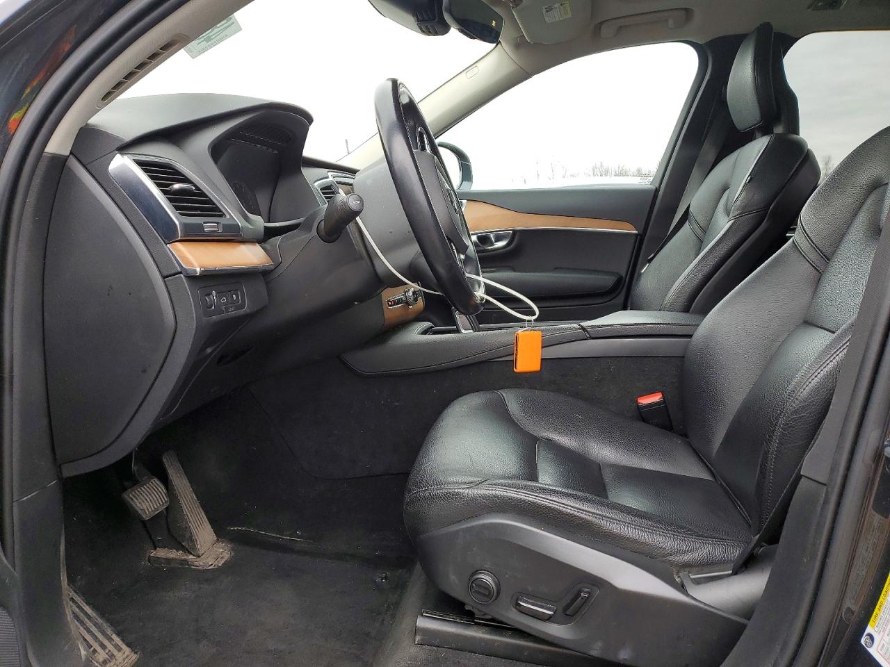 2021 VOLVO XC90 Momentum