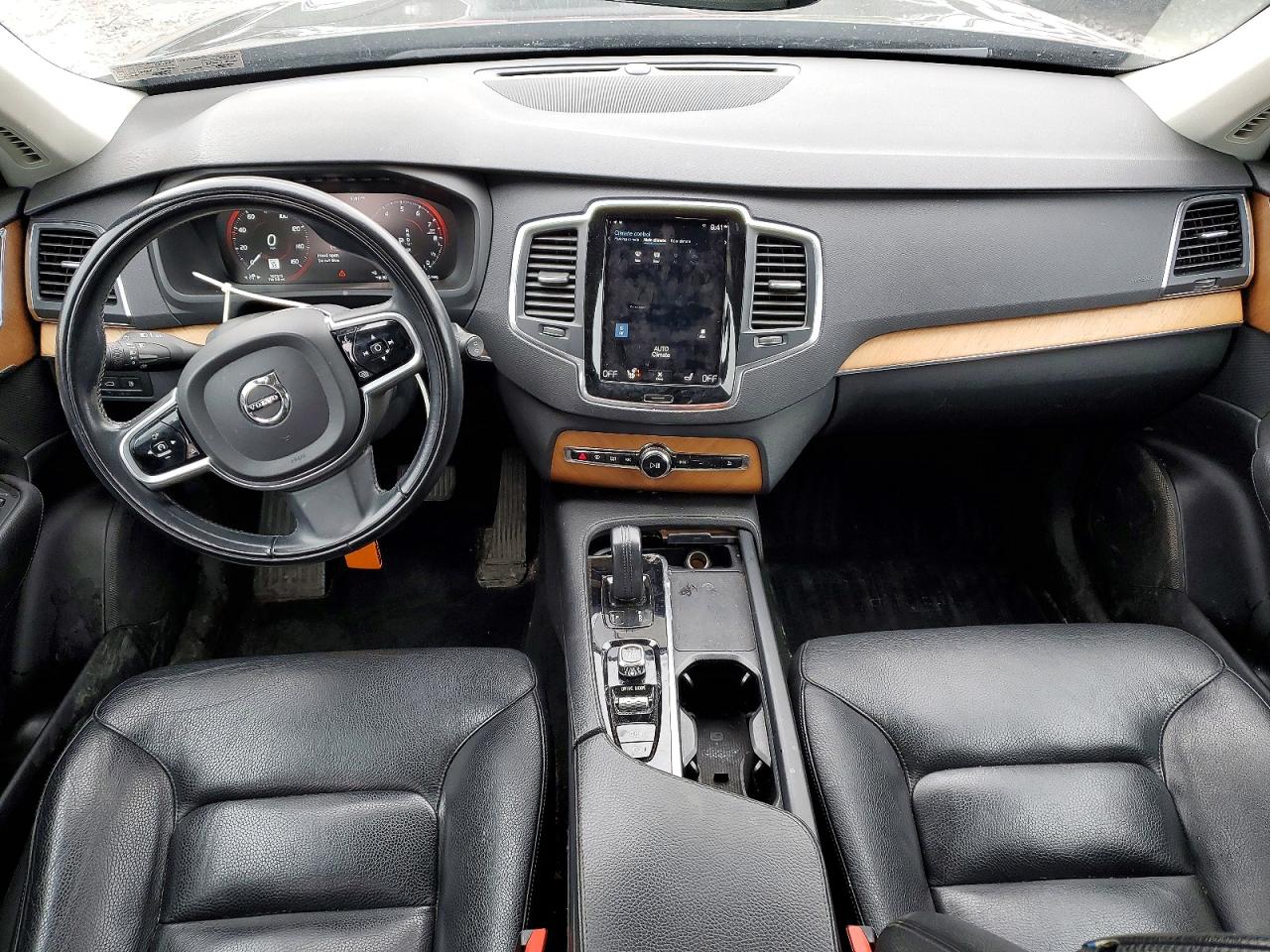 2021 VOLVO XC90 Momentum