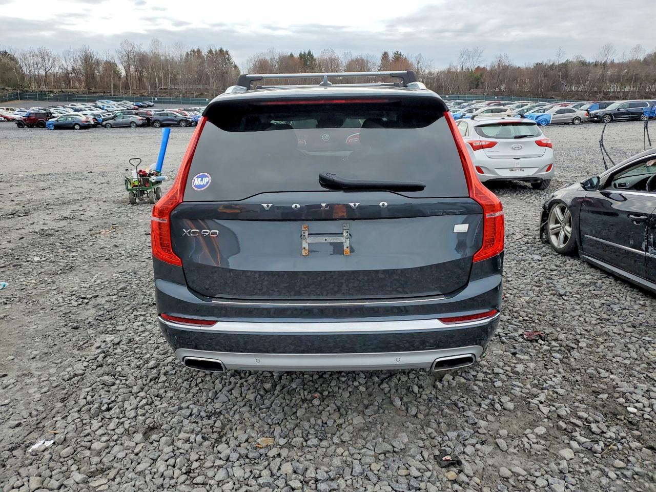 2021 VOLVO XC90 Momentum