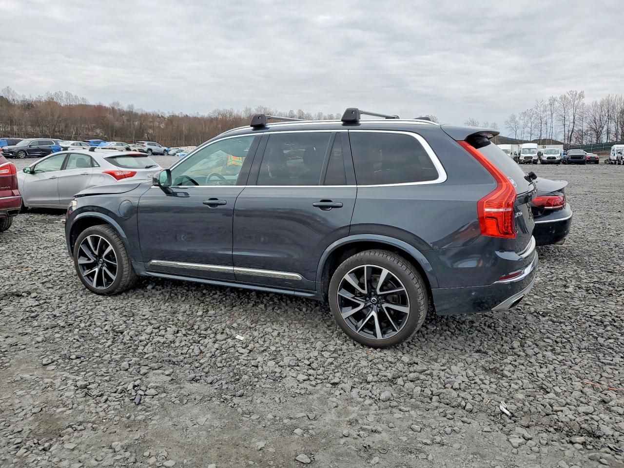 2021 VOLVO XC90 Momentum