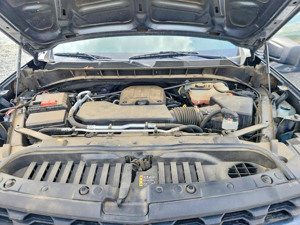 2022 CHEVROLET SILVERADO Custom — Engine bay