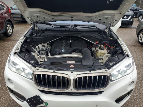 2016 BMW X6 xDrive35i — Engine bay