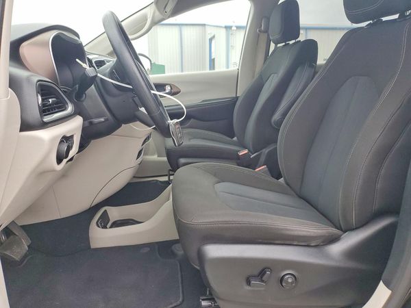 2020 CHRYSLER VOYAGER