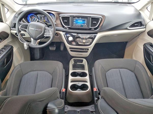 2020 CHRYSLER VOYAGER