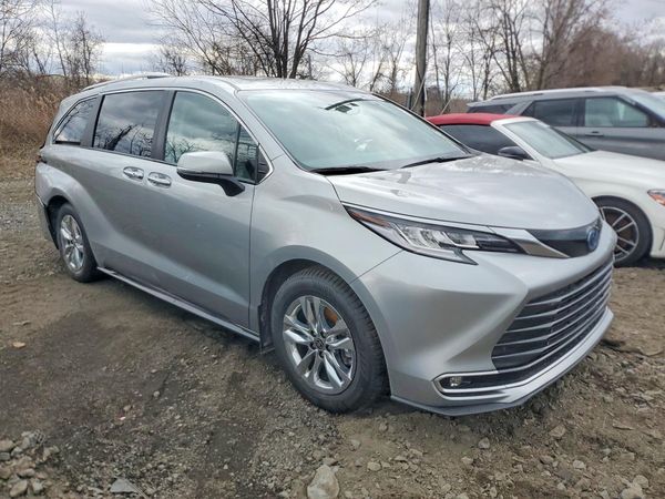 2024 TOYOTA SIENNA
