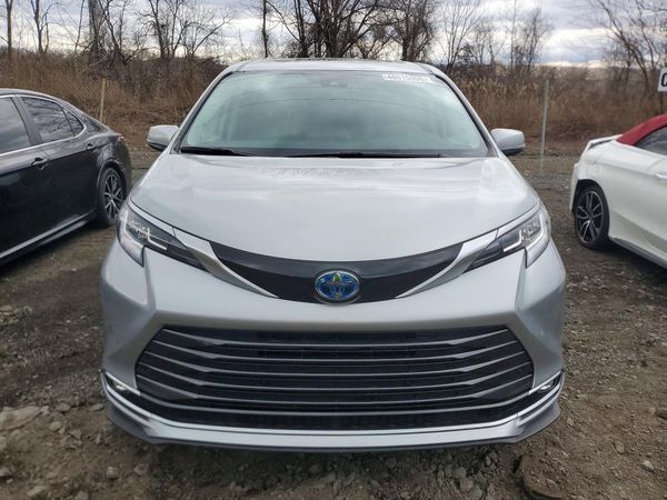 2024 TOYOTA SIENNA
