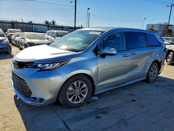 2021 TOYOTA SIENNA XLE