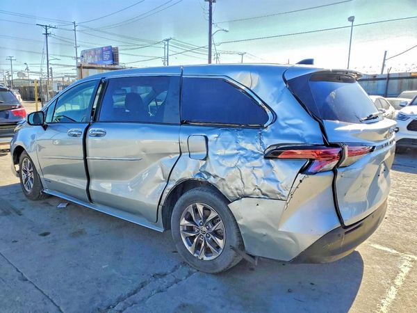 2021 TOYOTA SIENNA XLE