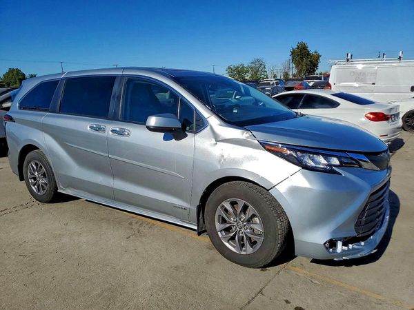 2021 TOYOTA SIENNA XLE