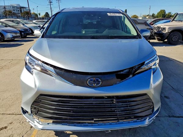 2021 TOYOTA SIENNA XLE