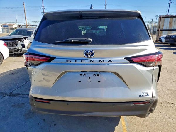 2021 TOYOTA SIENNA XLE