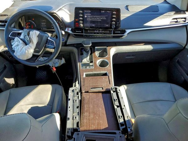 2021 TOYOTA SIENNA XLE