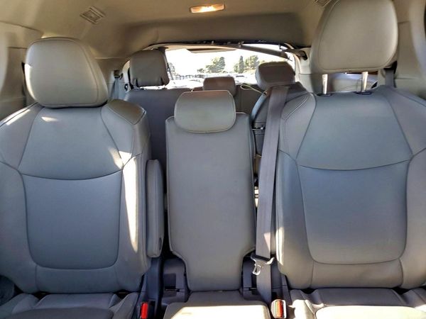 2021 TOYOTA SIENNA XLE