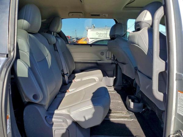 2021 TOYOTA SIENNA XLE