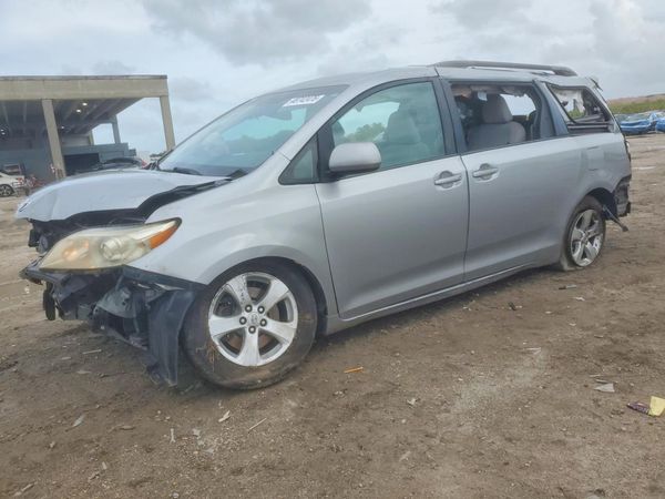 2016 TOYOTA SIENNA