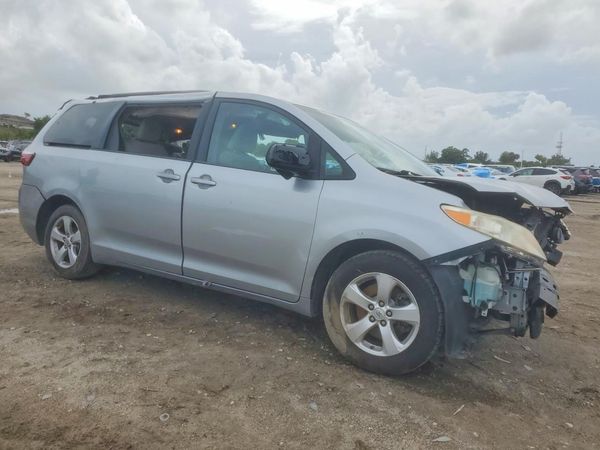 2016 TOYOTA SIENNA