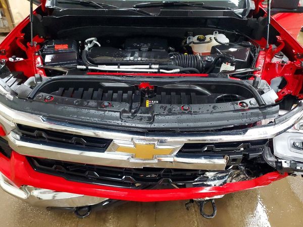 2024 CHEVROLET SILVERADO LT-L — Engine bay