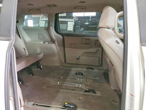 2017 KIA SEDONA LX