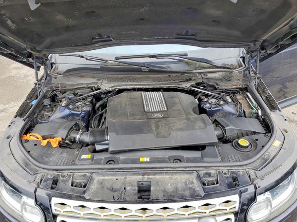 2017 LAND ROVER RANGEROVER HSE — Engine bay