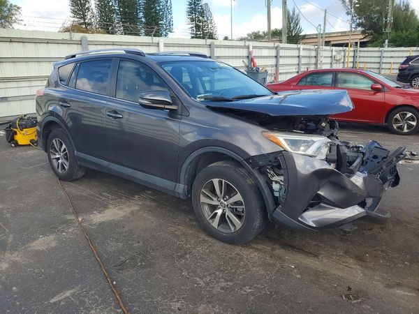 2018 TOYOTA RAV4 Adventure/XLE — Passenger 3/4