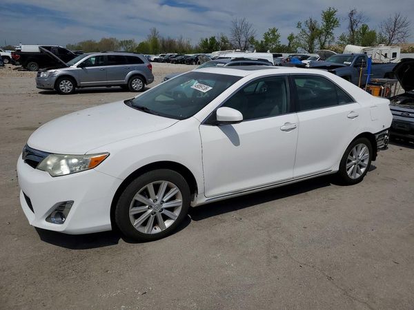 2014 TOYOTA CAMRY — Front 3/4