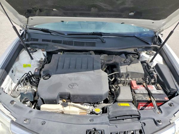 2014 TOYOTA CAMRY — Engine bay