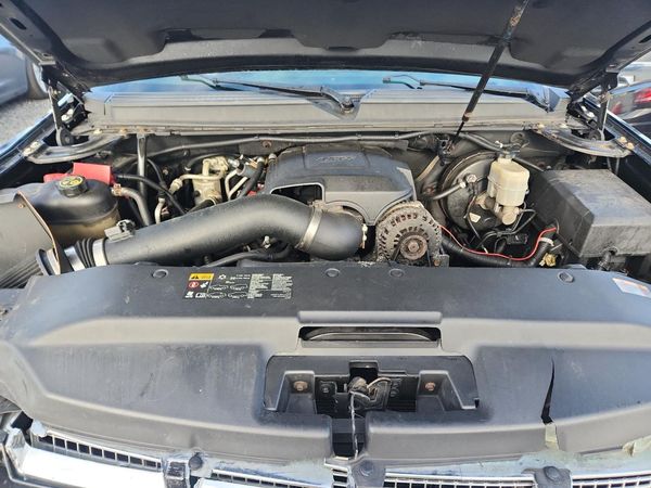 2013 CADILLAC ESCALADE ESV Luxury — Engine bay