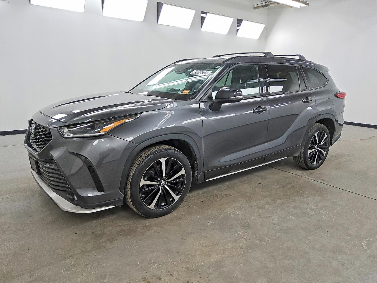 2022 TOYOTA HIGHLANDER XSE — Front 3/4