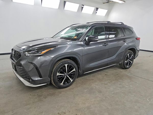 2022 TOYOTA HIGHLANDER XSE — Front 3/4