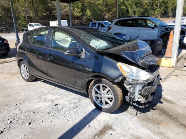 2013 TOYOTA PRIUS — Passenger 3/4