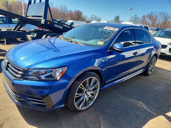 2017 VOLKSWAGEN PASSAT R-Line — Front 3/4