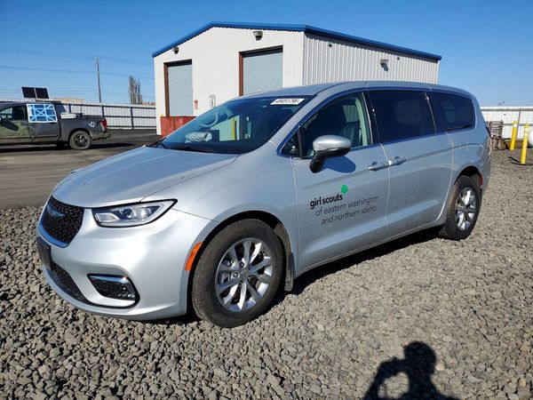 2023 CHRYSLER PACIFICA Touring L — Front 3/4