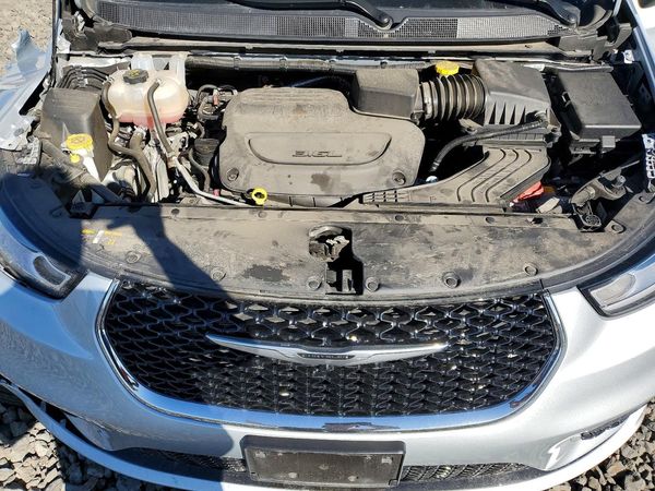 2023 CHRYSLER PACIFICA Touring L — Engine bay