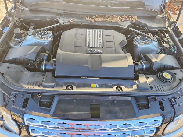 2014 LAND ROVER RANGEROVER HSE — Engine bay