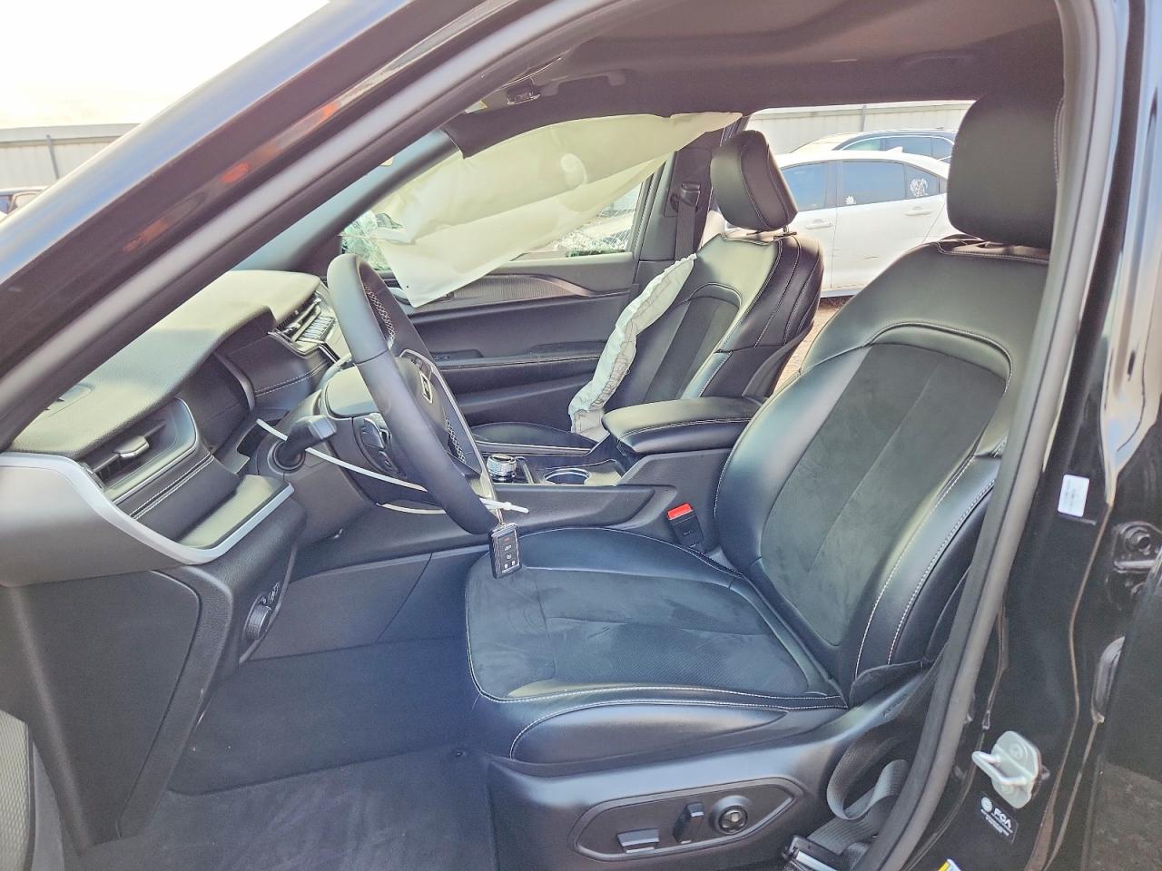 2025 JEEP GRAND CHEROKEE Laredo, Altitude