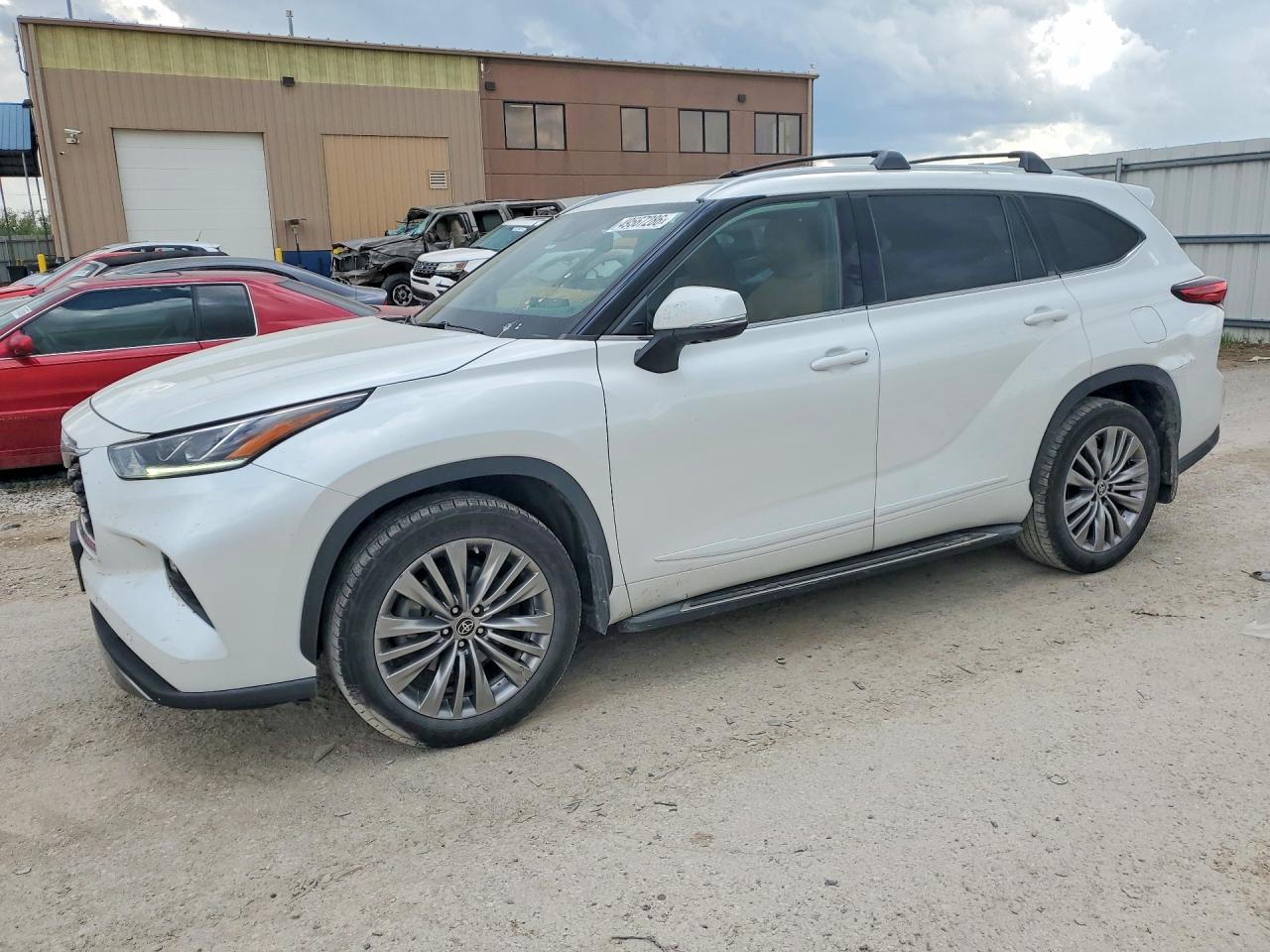 2022 TOYOTA HIGHLANDER Platinum